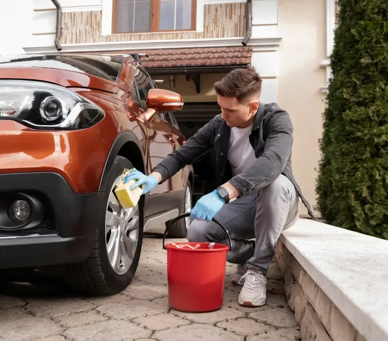 Lavage auto à domicile Saint-Hilaire-les-Courbes : professionnel intervenant sur un véhicule